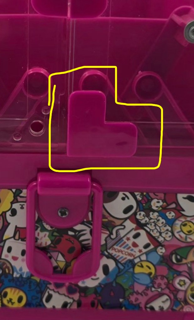 Kiki's opening message: a photo of the case with a yellow outline drawn around the missing corner